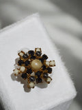 Broche fleur vintage rétro dorée perles noires blanches bijou ancien fantaisie