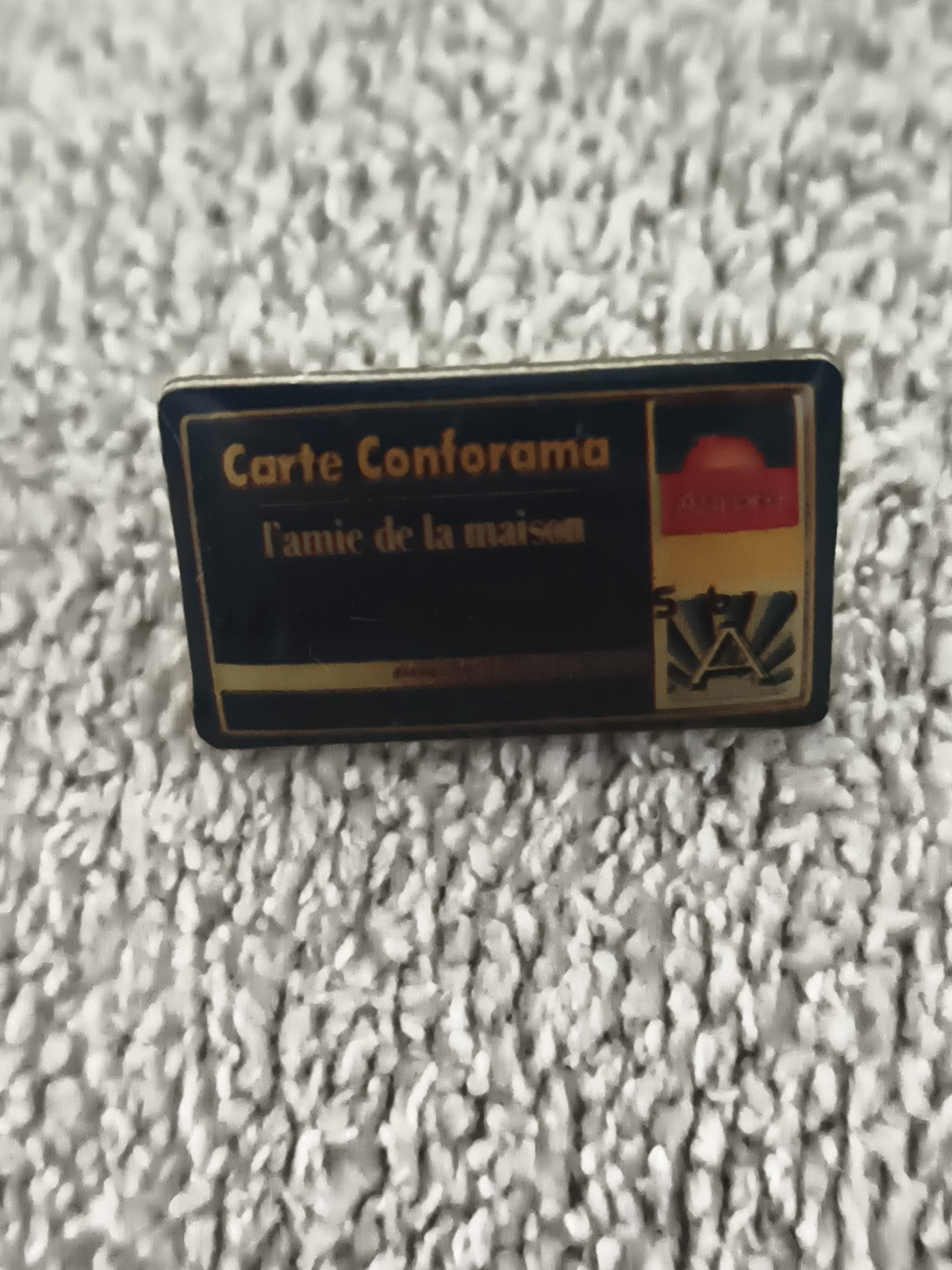 Pin's vintage Carte Conforama l'amie de la maison, badge publicitaire rétro (Ref
