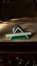 Pin's vintage Sports Technic émaillé vert blanc, badge ancien années 80