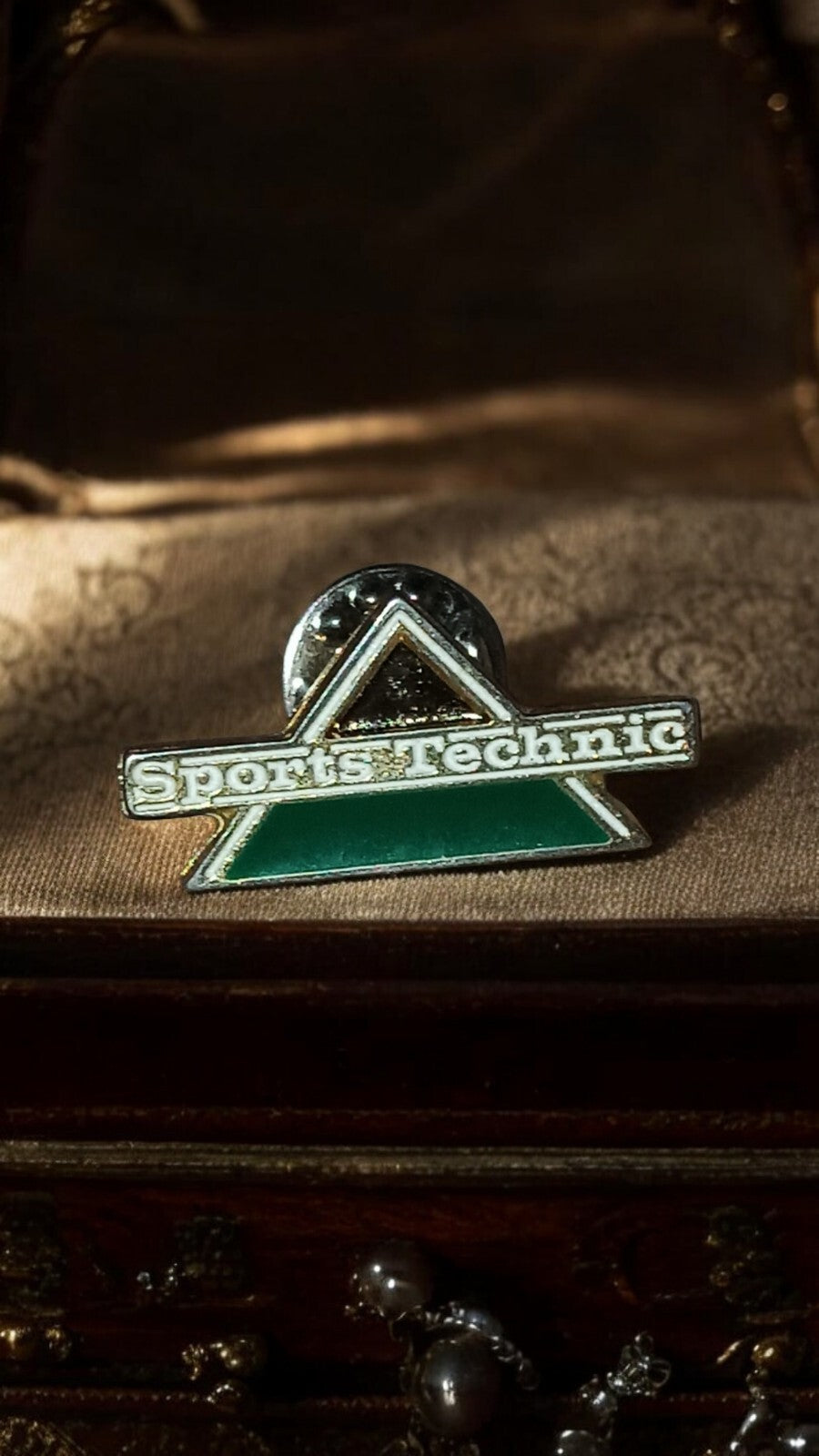 Pin's vintage Sports Technic émaillé vert blanc, badge ancien années 80