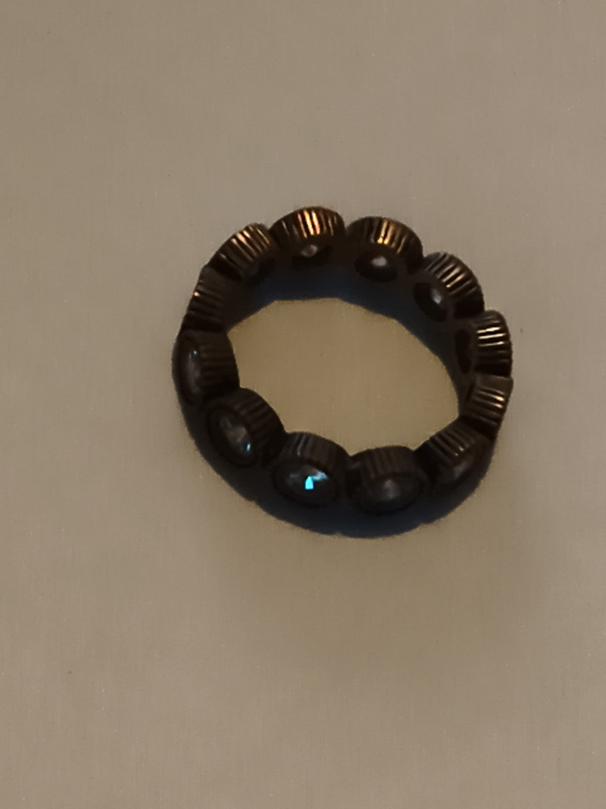 Bague ancienne cercle cabochons reliefs foncés vintage anneau rétro femme