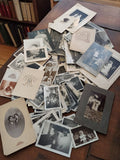Lot photographies anciennes famille portrait vintage noir et blanc cabinet curio