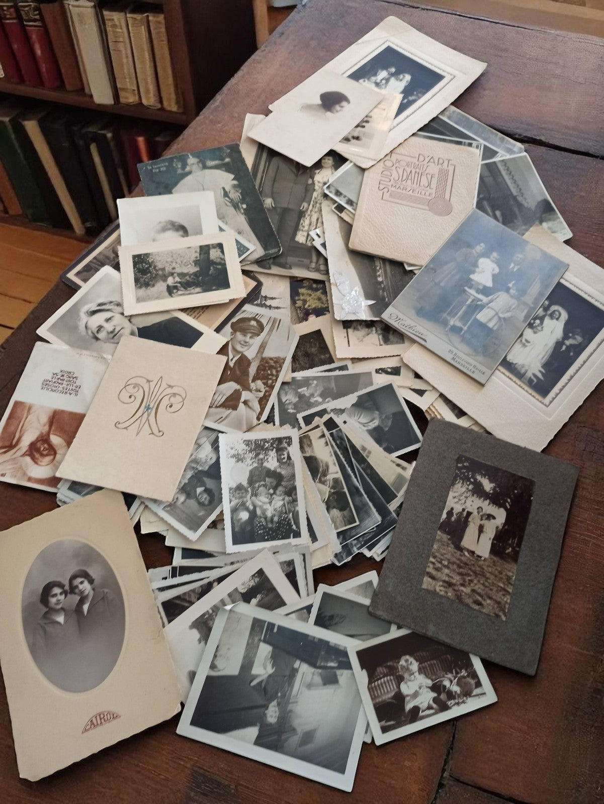 Lot photographies anciennes famille portrait vintage noir et blanc cabinet curio