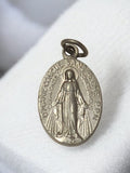 Médaille religieuse ancienne Vierge Miraculeuse vintage ovale métal prière