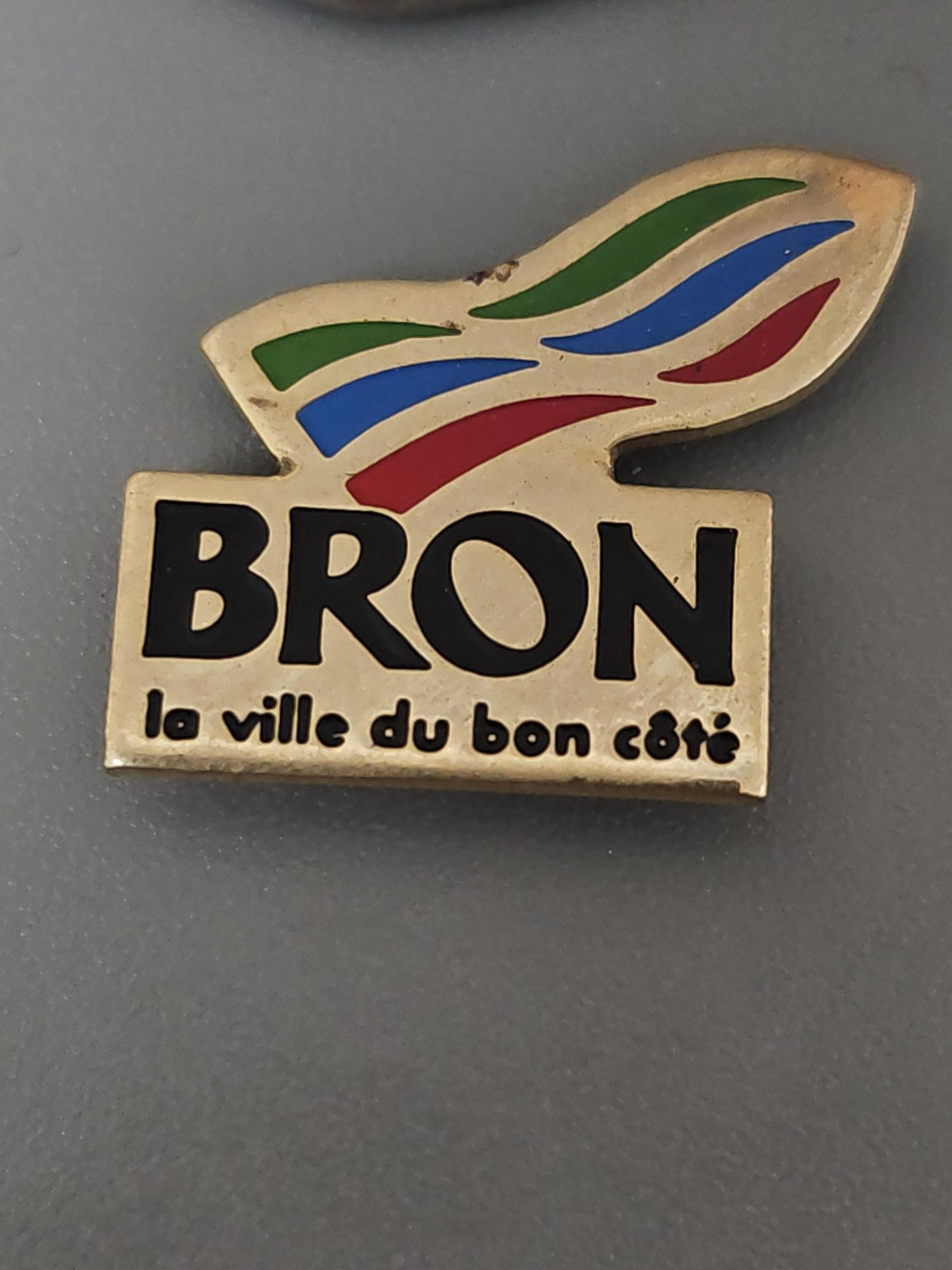 Pin's vintage ancien broche rétro collection bron objet publicitaire rare