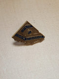 Pin's ancien Lions Club 1975-76, insigne vintage 100% attendance doré rétro