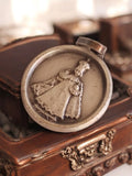 Pendentif religieux catholique vintage métal, médaillon rond, relief Vierge enfa
