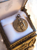Médaille religieuse ancienne ange gardien vintage aspect doré catholique