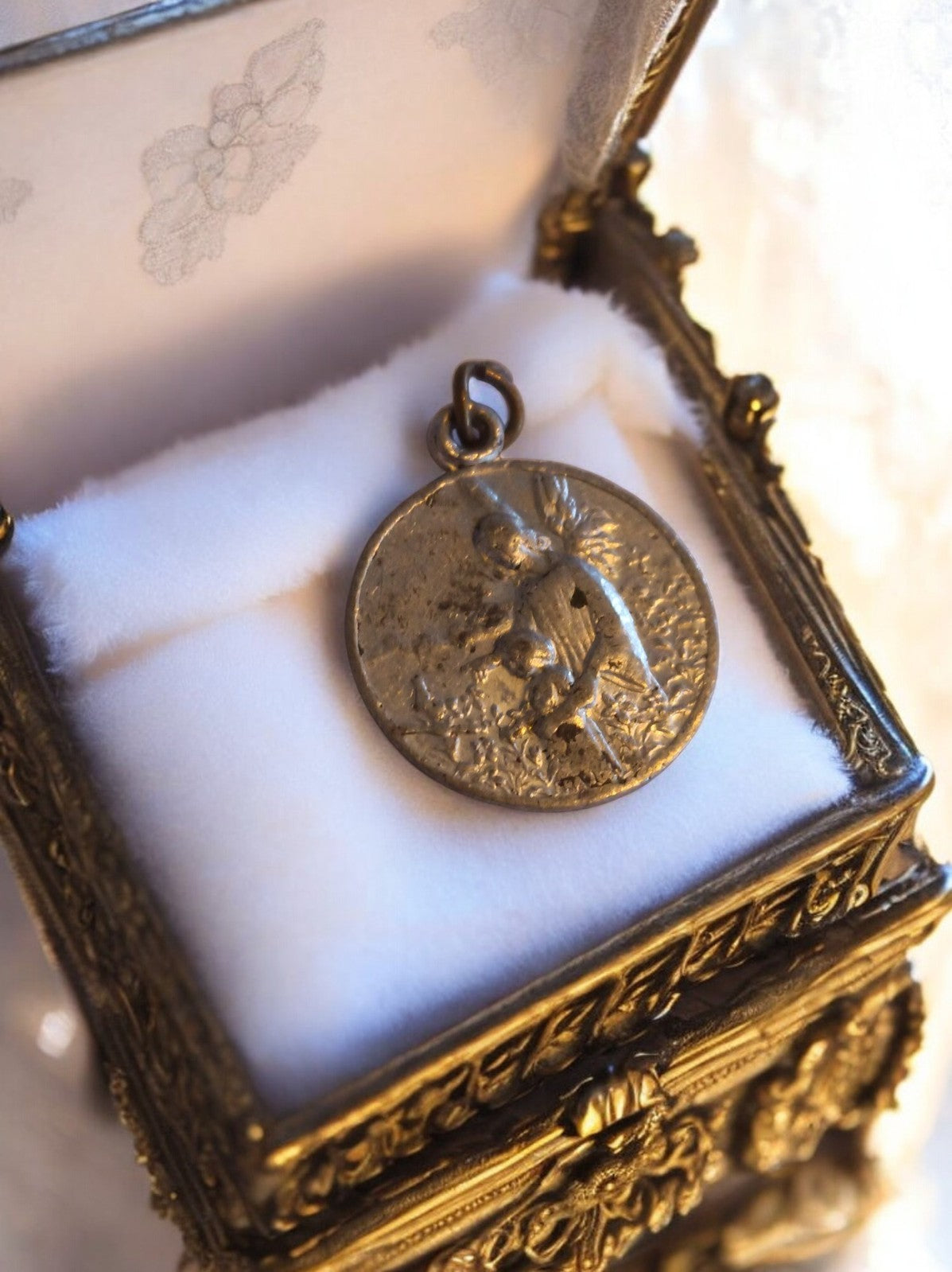 Médaille religieuse ancienne ange gardien vintage aspect doré catholique