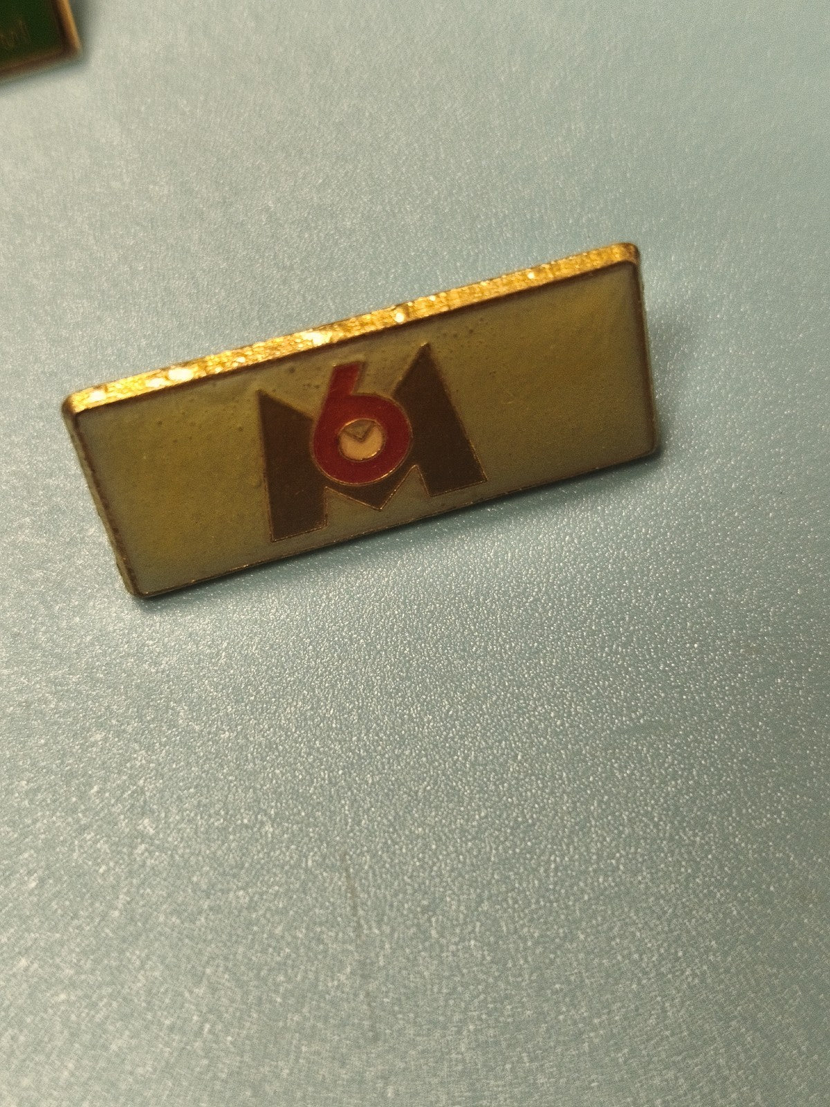 Vintage pin's M6 logo ancien rectangulaire collection TV (ref 11)