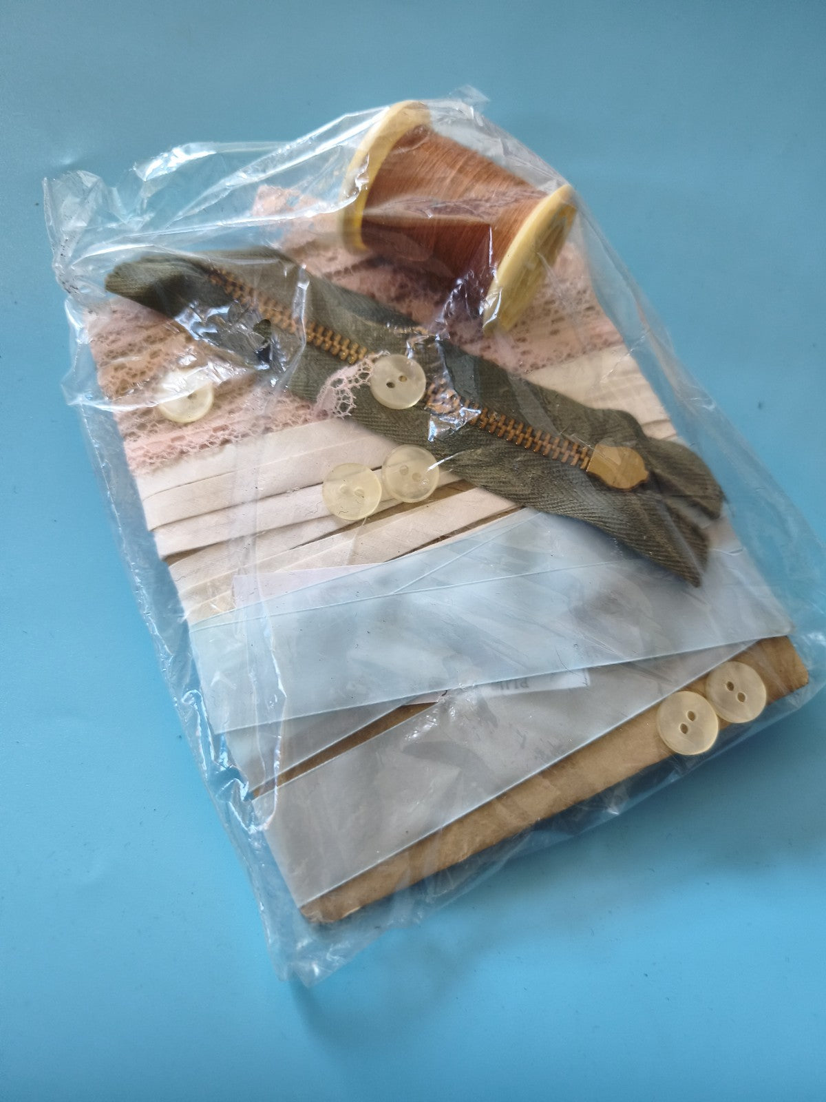 Vintage dentelles, galons et rubans anciens mercerie 1960 ? lot couture rétro