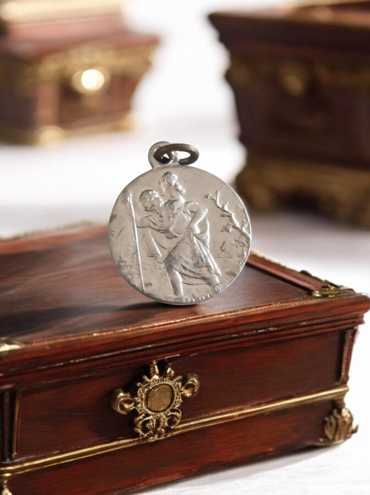 Ancien pendentif religieux catholique métal rond Saint Christophe vintage