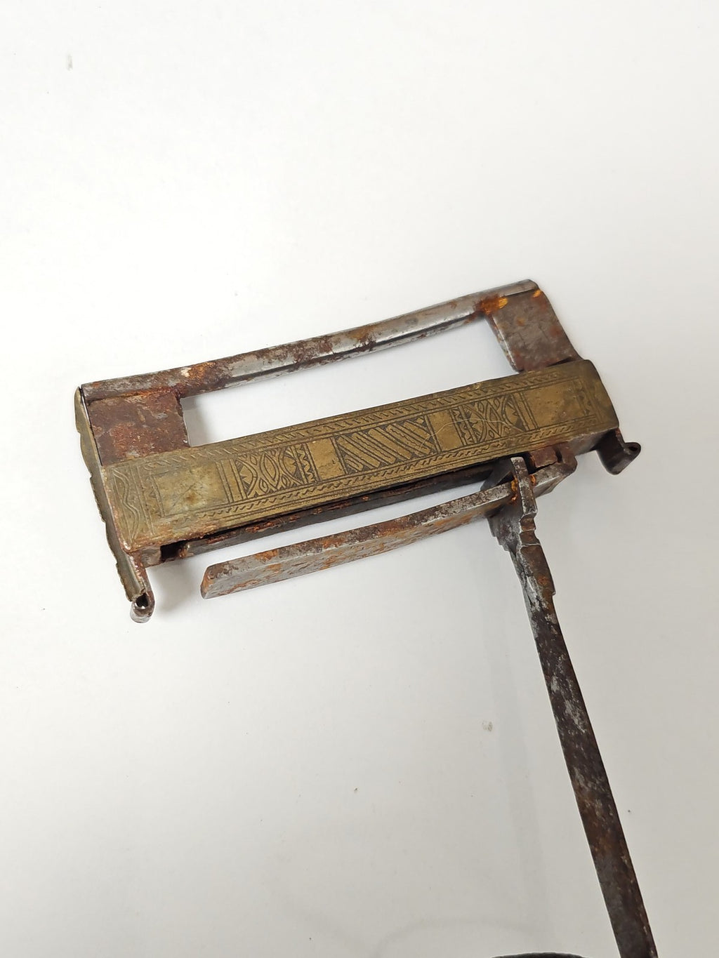 Cadenas ancien vintage à système mécanique, objet rétro de collection sécurité