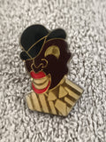 Pin's vintage visage stylisé chapeau noir émail – Années 80 rétro (Ref 4)