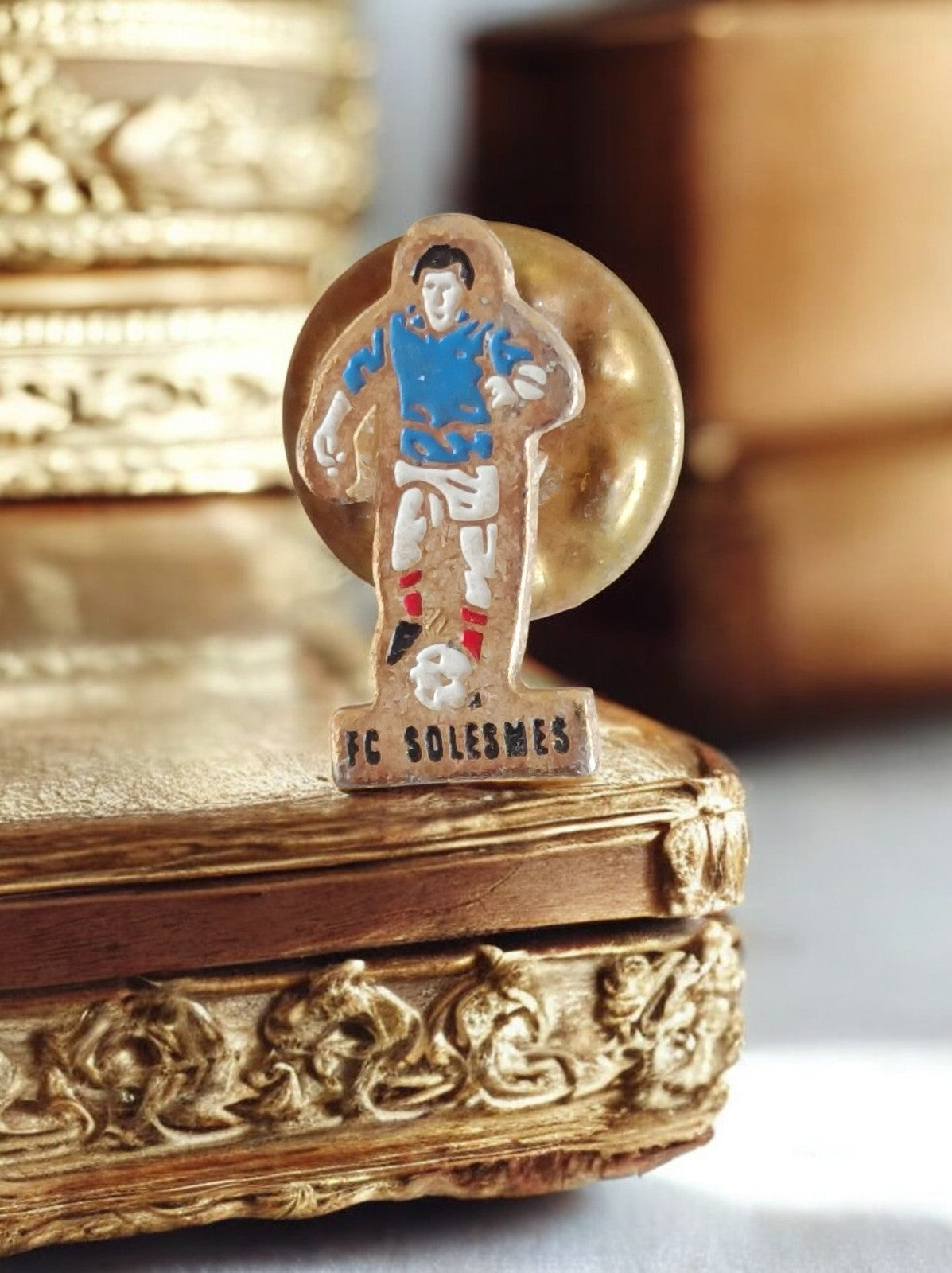 Pin's vintage FC Solesmes football ancien joueur bleu badge rétro