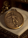 Médaille ancienne football vintage, joueur relief, concours Souvenir Français
