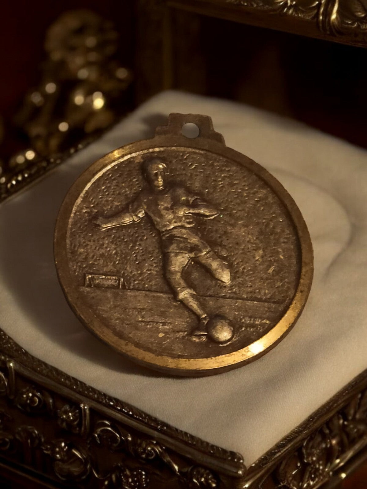 Médaille ancienne football vintage, joueur relief, concours Souvenir Français