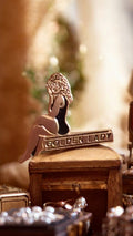 Pin's vintage Golden Lady, broche élégante, finition dorée, silhouette femme