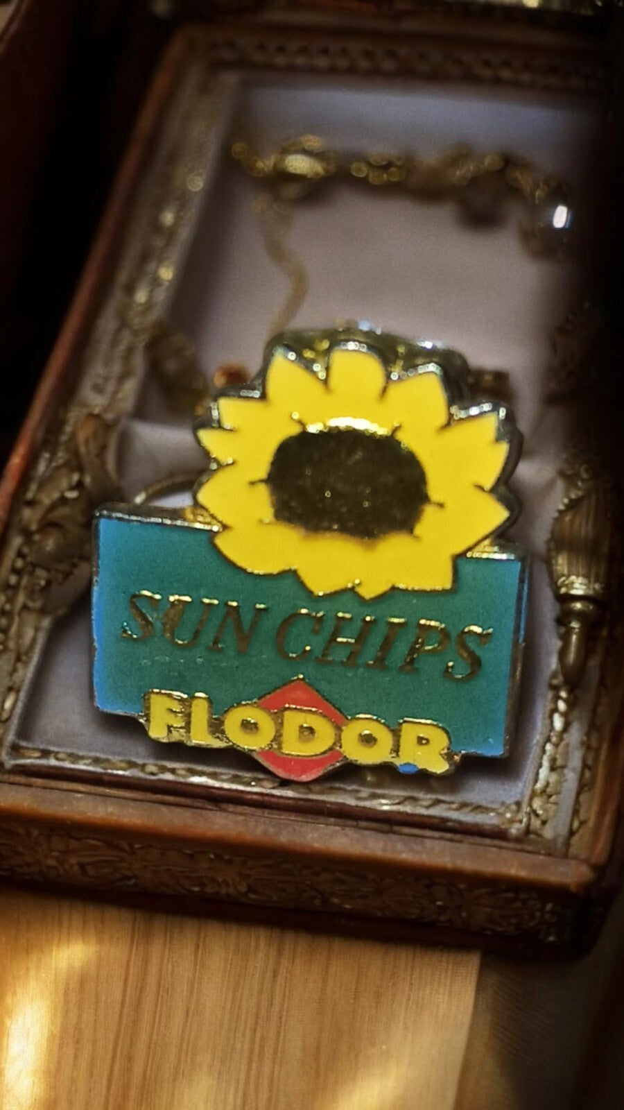 Pin's publicitaire vintage Flodor Sun Chips tournesol, badge ancien années 90