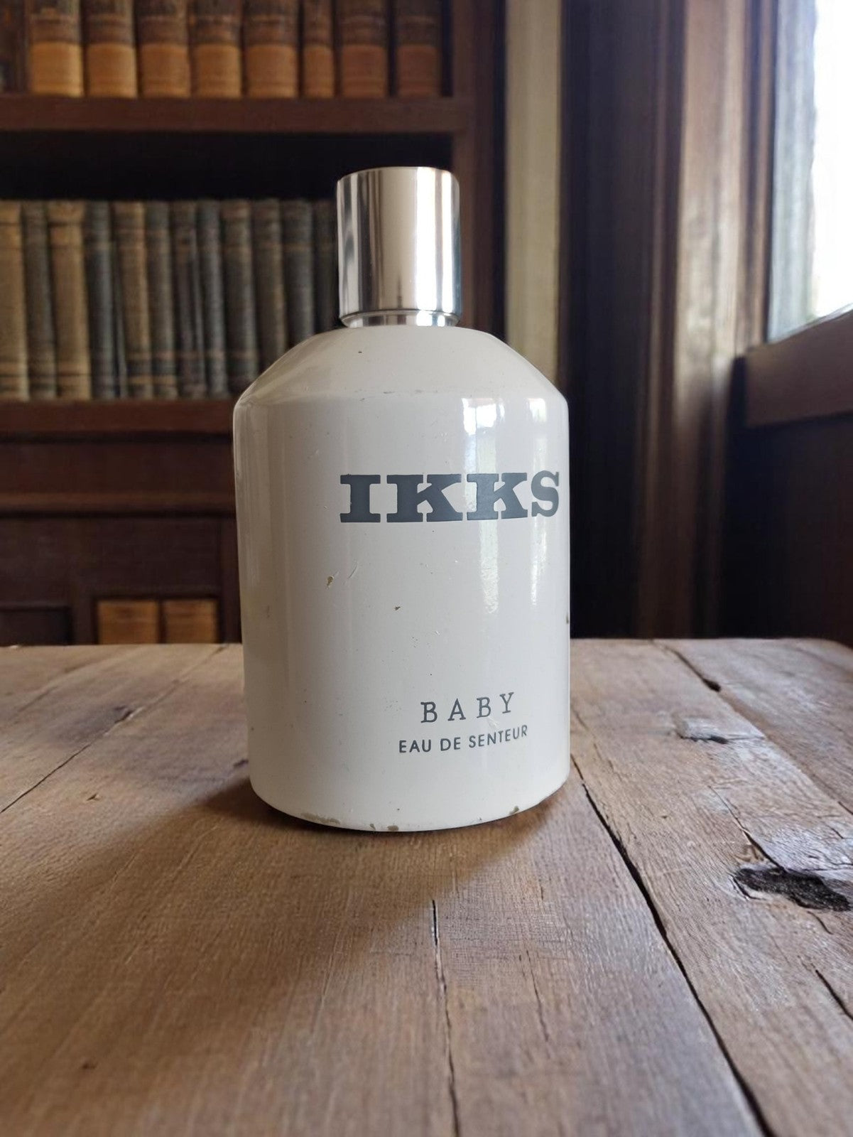 Flacon IKKS Baby Eau de Senteur vintage, verre blanc, bouchon argenté