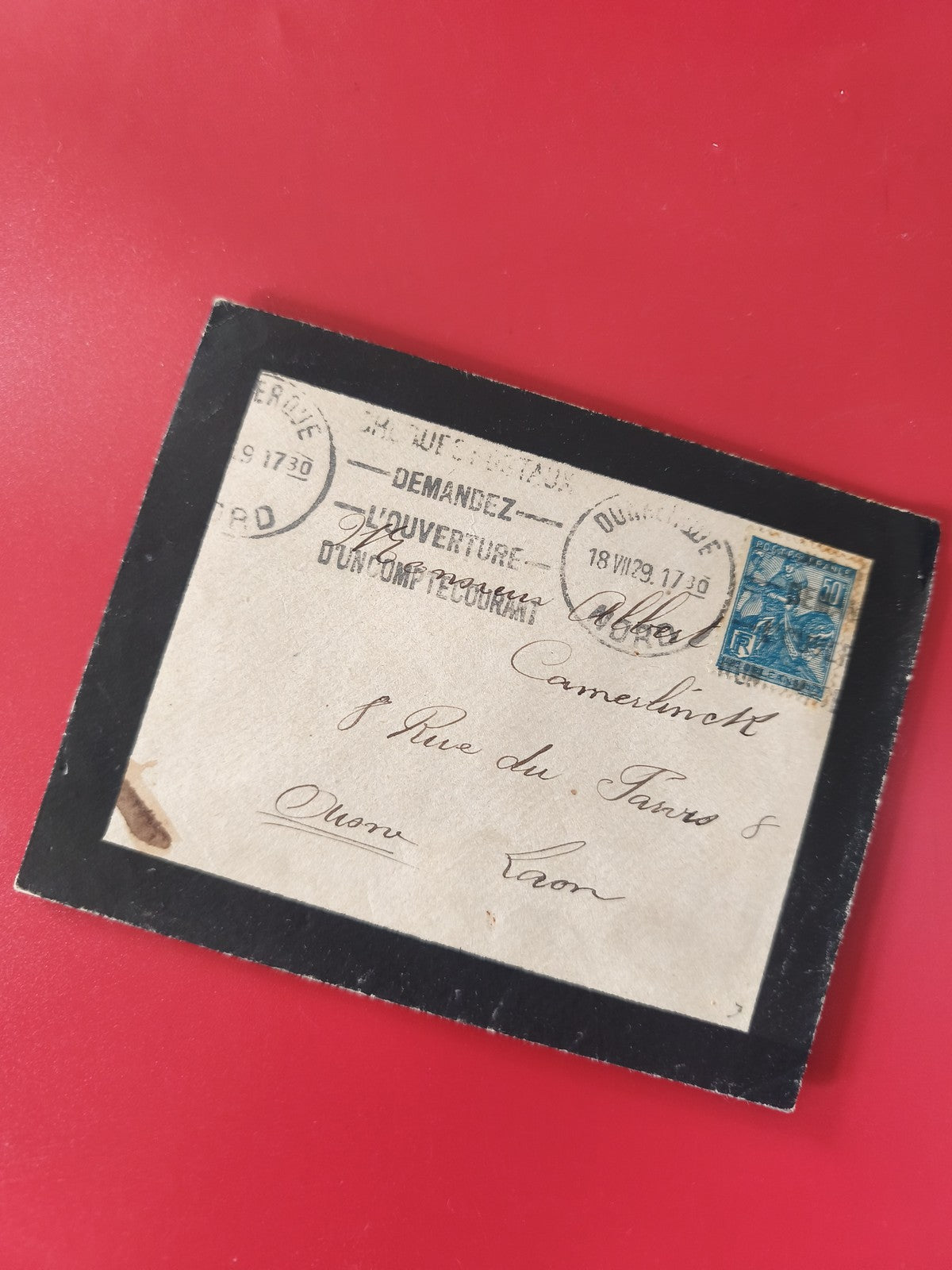 Enveloppe philatélie timbre bleu oblitérée, écriture manuscrite, cadre noir