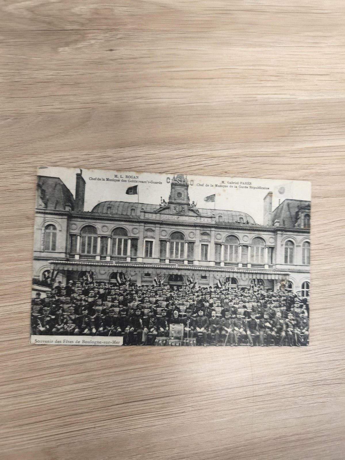 Ancienne carte postale CPA Boulogne-sur-Mer fête, photo groupe, bâtiment mairie