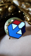 Pin's hexagonal vintage motif géométrique bleu blanc rouge, collection badge rét