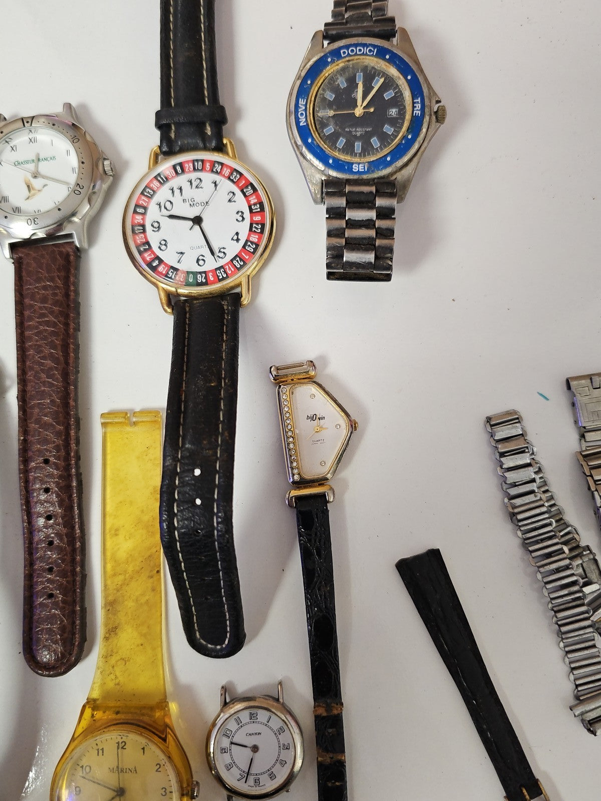 Lot montres anciennes vintage à restaurer, pièces horlogerie rétro non testées
