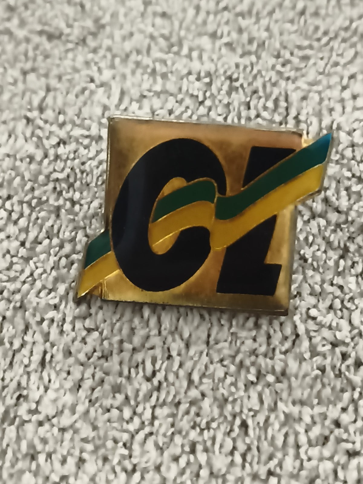 Pin's vintage GL, logo noir et doré, motif vague verte jaune, badge rétro (Ref 2