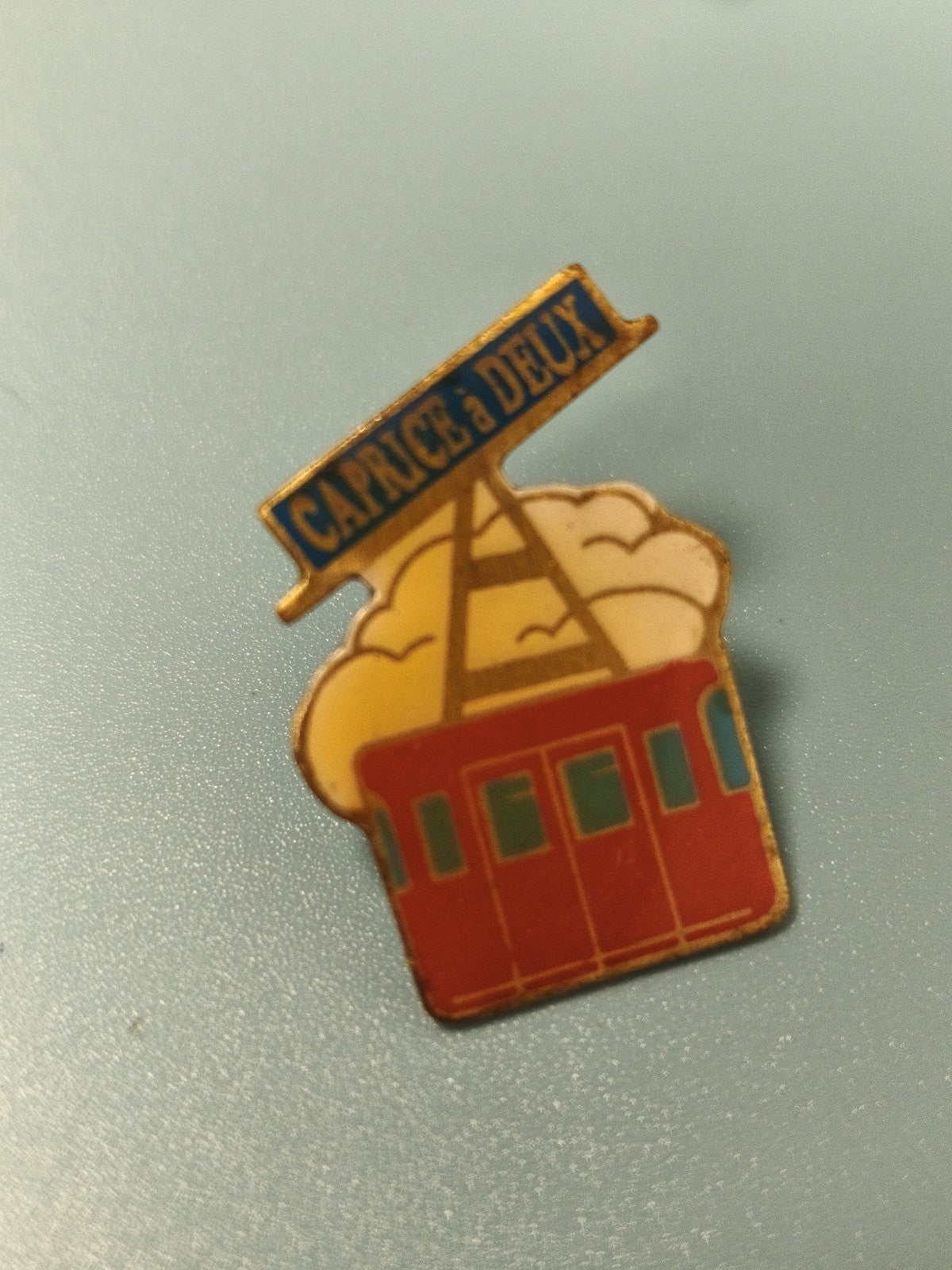 Pin's vintage Caprice des Dieux, motif téléphérique rouge, collection rétro