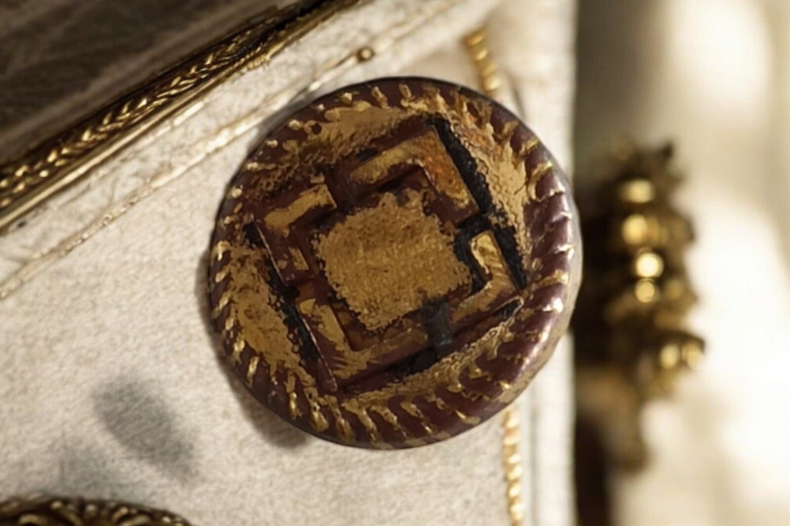 Bouton bois décor doré motif géométrique – Tradition française, authenticité