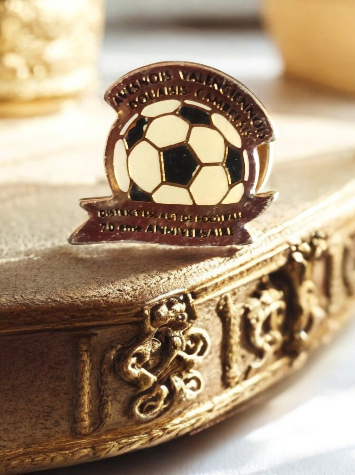 Pin's vintage football Valenciennois doré ballon soccer badge rétro