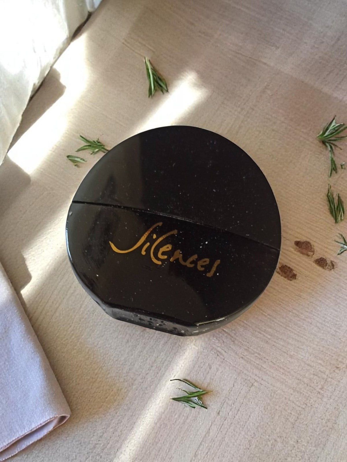 Flacon parfum vintage Silences noir, vaporisateur ancien, design rond rétro