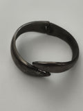 Bracelet jonc vintage aspect métal foncé design années 70 bijou rétro