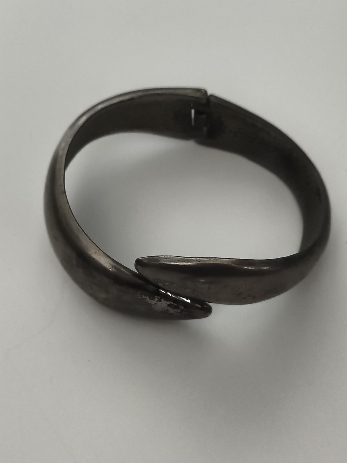 Bracelet jonc vintage aspect métal foncé design années 70 bijou rétro