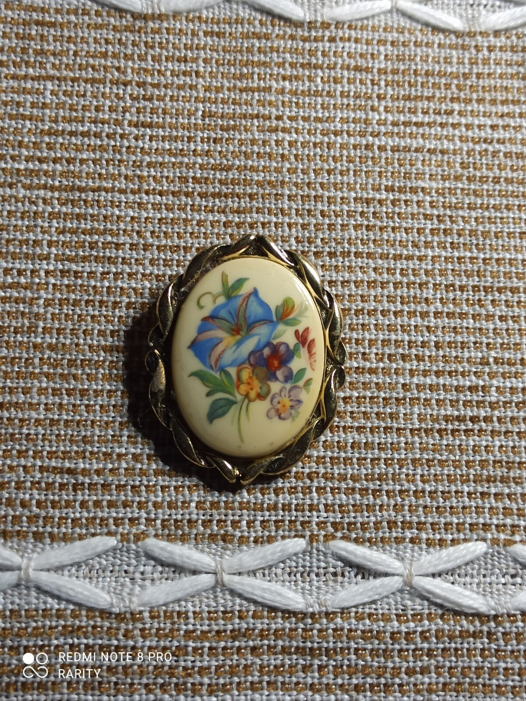 Broche vintage ovale motif floral, cadre doré, bijou ancien rétro