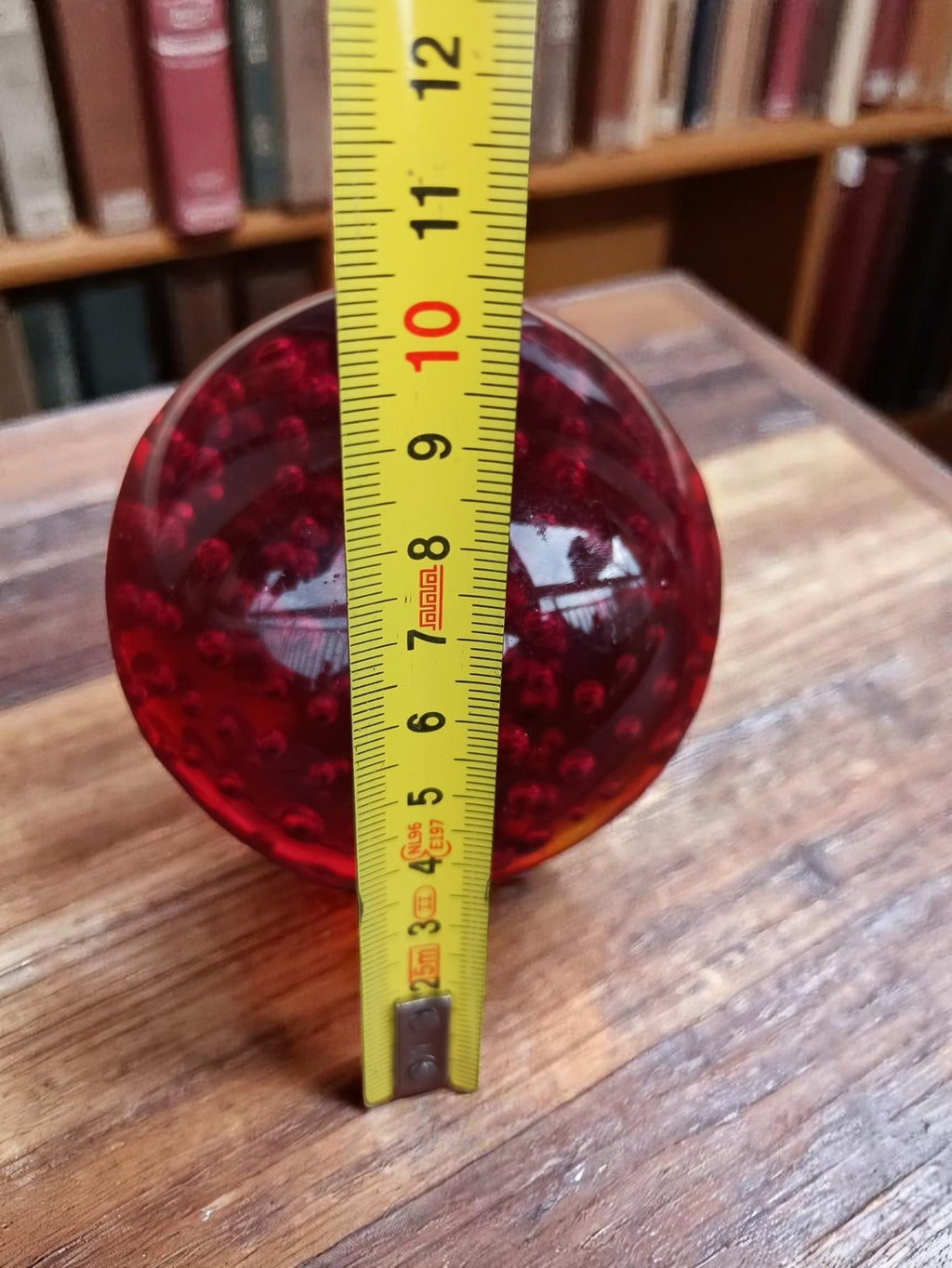 Presse-papiers boule vintage en verre rouge bullé sulfure déco bureau