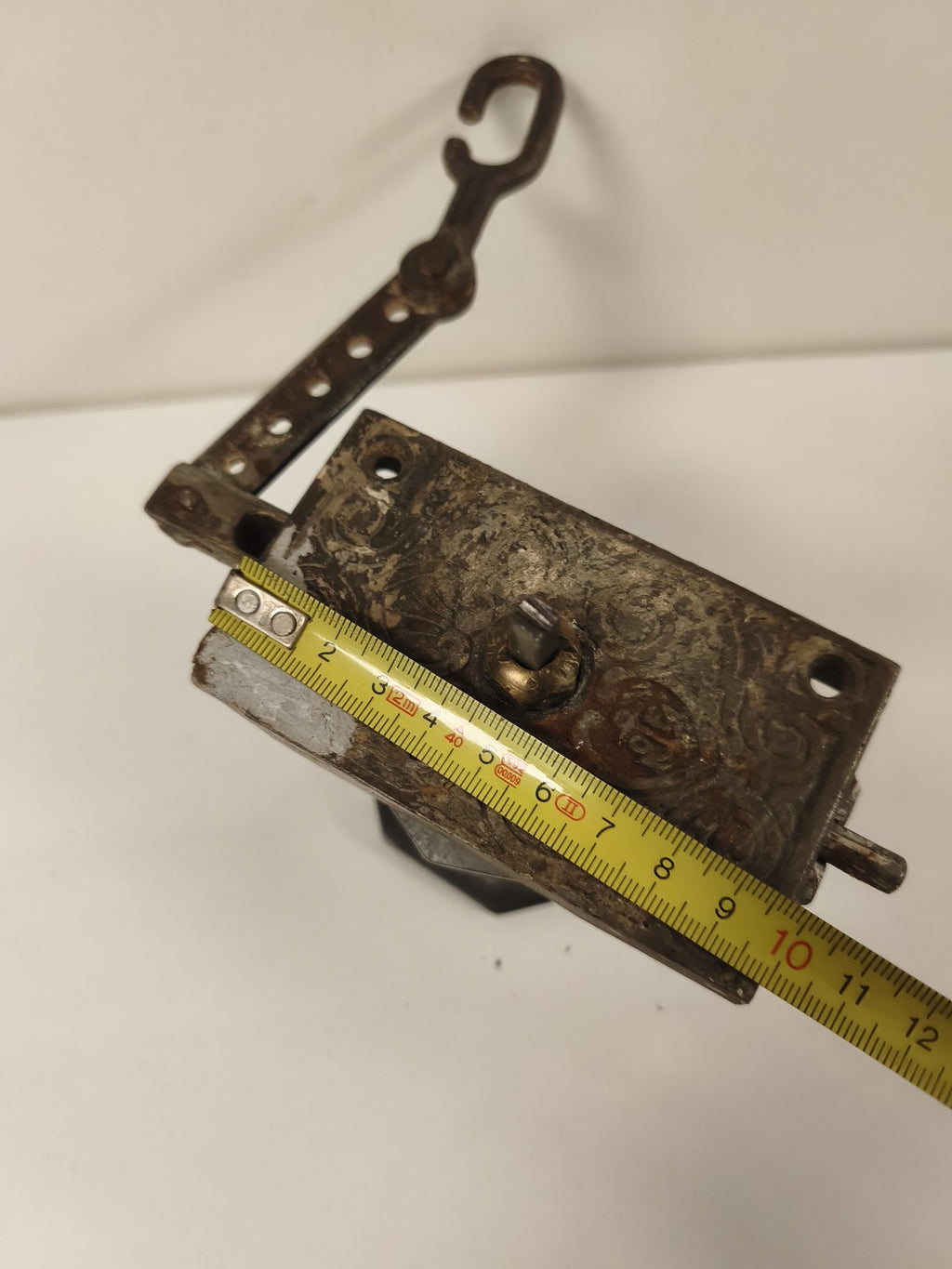 Ancienne poignée serrure de porte avec levier et crochet métal vintage