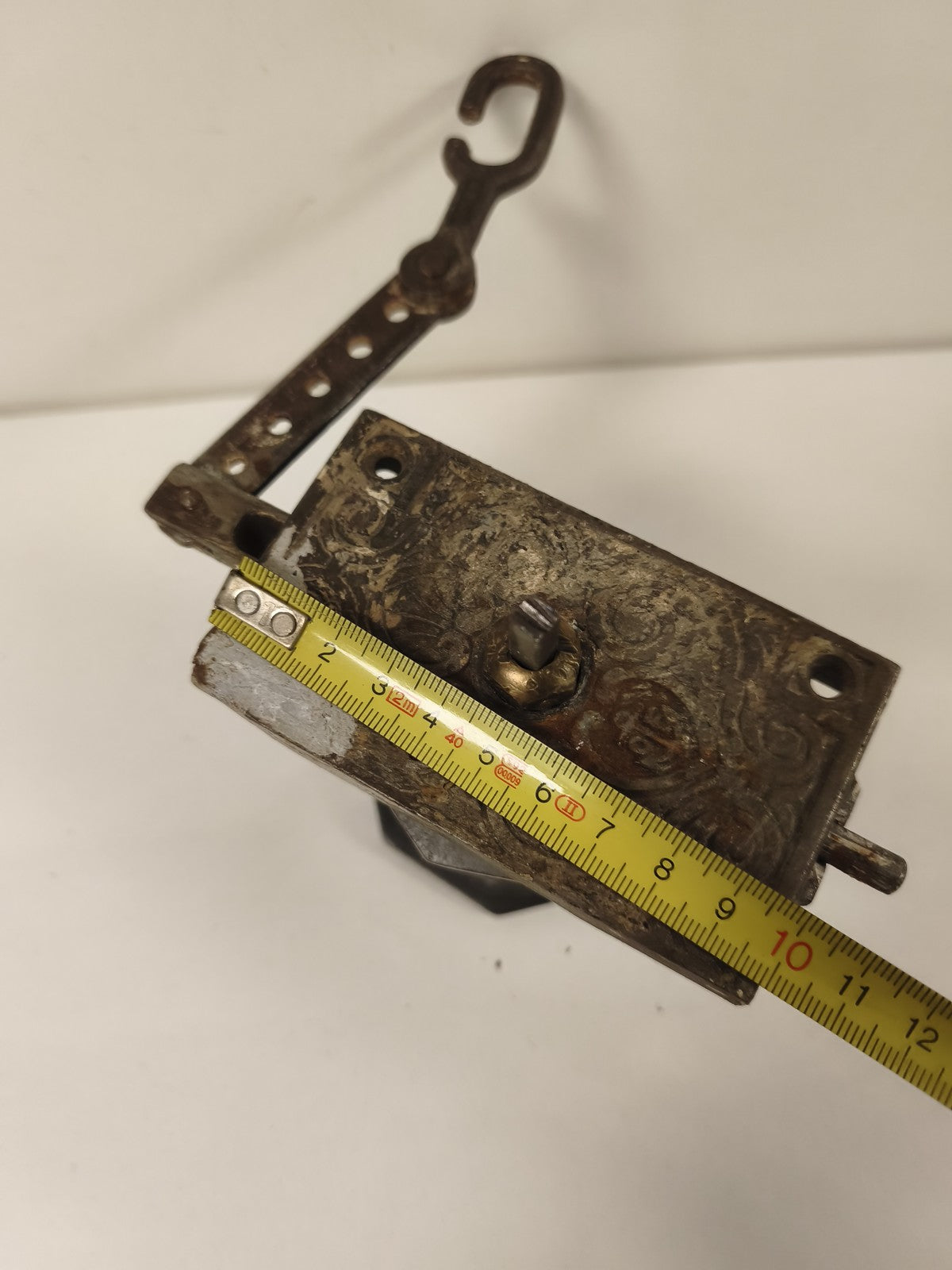 Ancienne poignée serrure de porte avec levier et crochet métal vintage
