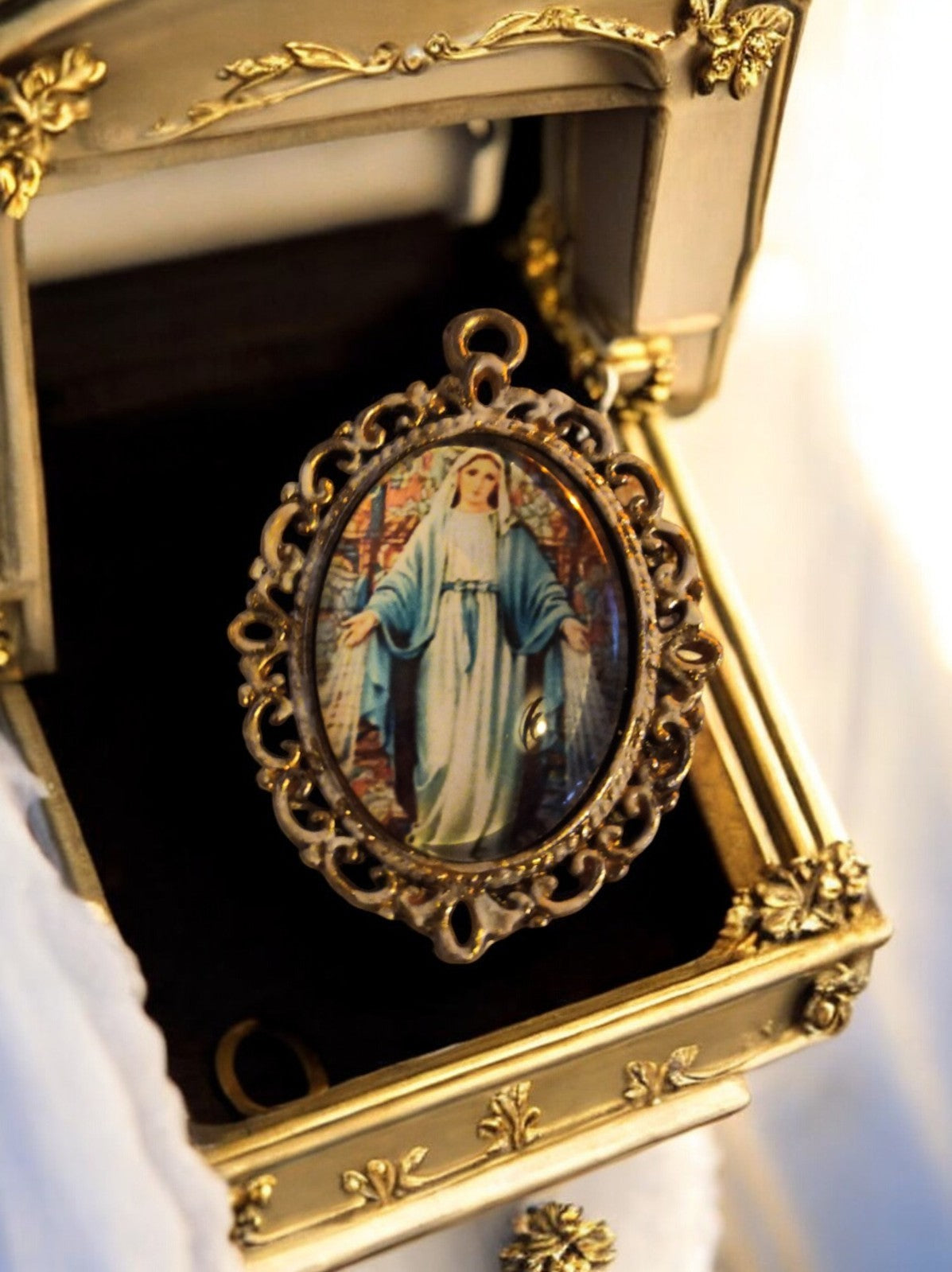 Médaille religieuse vintage métal doré Vierge Marie ovale décor ajouré