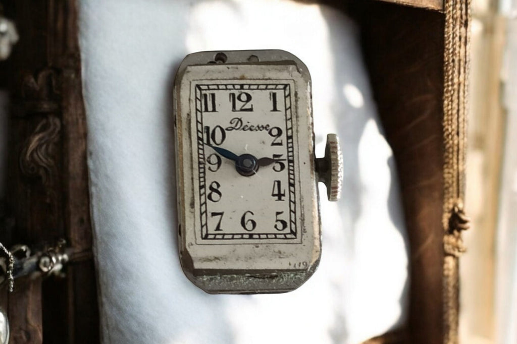 Montre rectangulaire Déesse Art Déco balancier actif cadran blanc