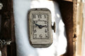 Montre rectangulaire Déesse Art Déco balancier actif cadran blanc