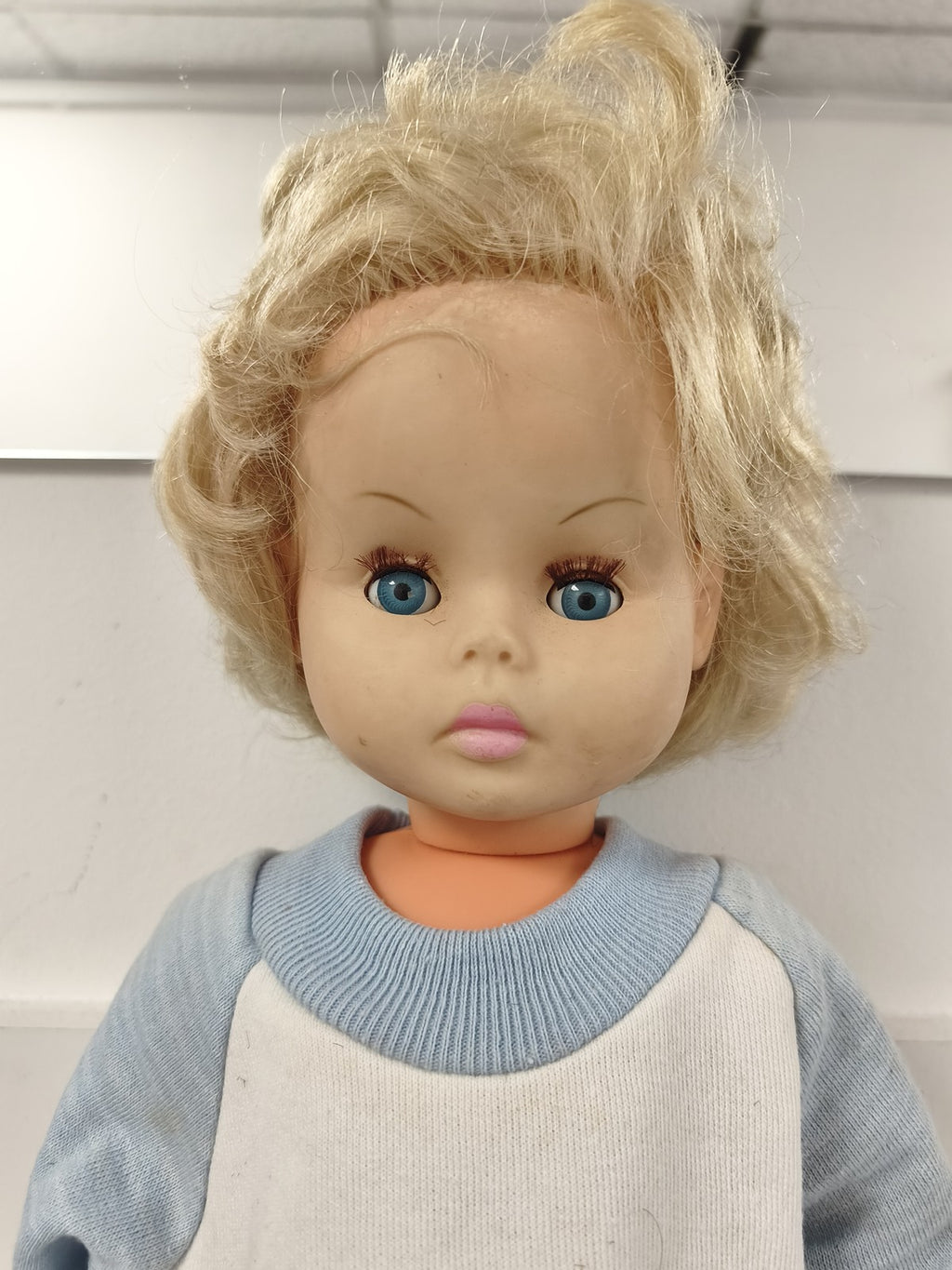 Ancienne poupée Ratti Made in Italy, yeux bleus, cheveux blonds, tenue maille