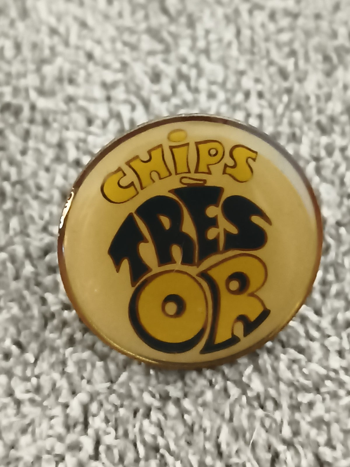 Pin's vintage CHIPS TRÉSOR rond jaune publicitaire rétro (Ref 2)