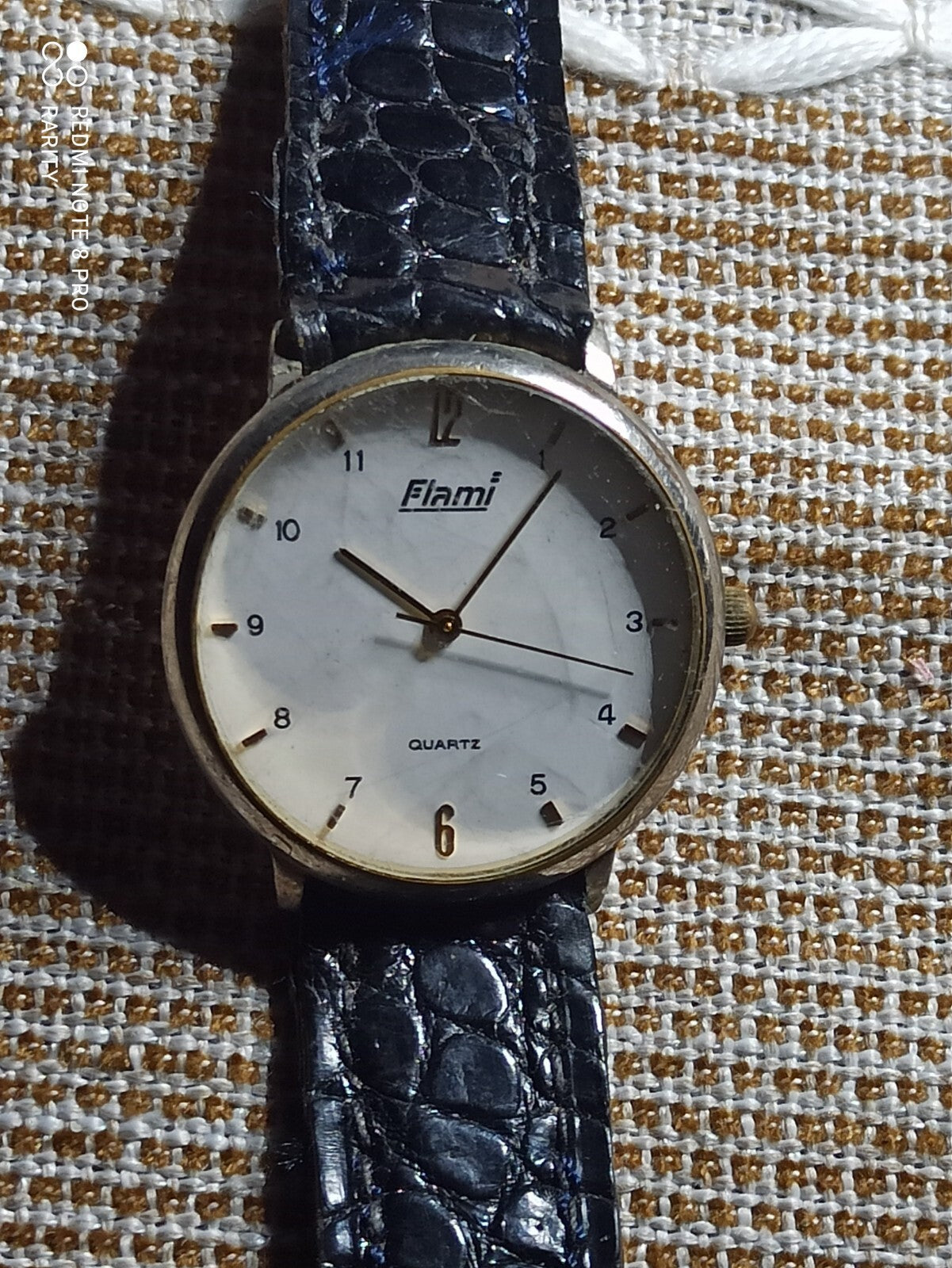 Montre vintage Flami quartz cadran blanc, bracelet effet croco noir