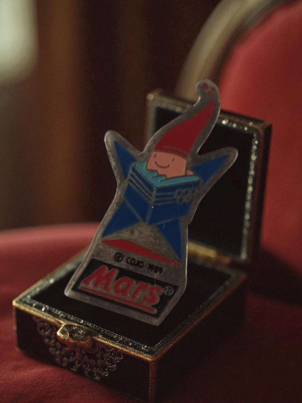 Pin's publicitaire Mars 1990 vintage, badge promo chocolat ancien rétro
