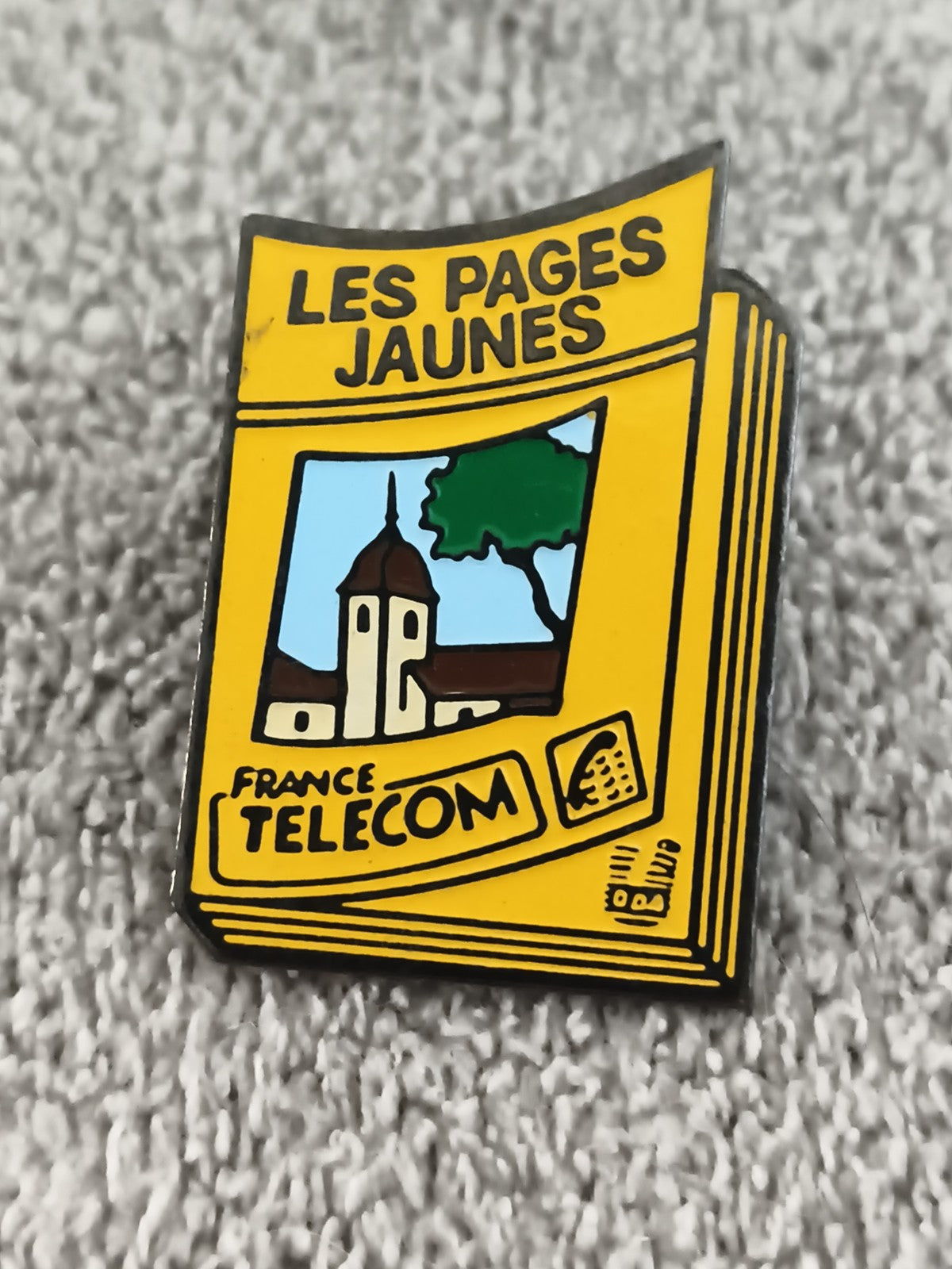 Pin's vintage Les Pages Jaunes France Télécom jaune logo annuaire publicitaire