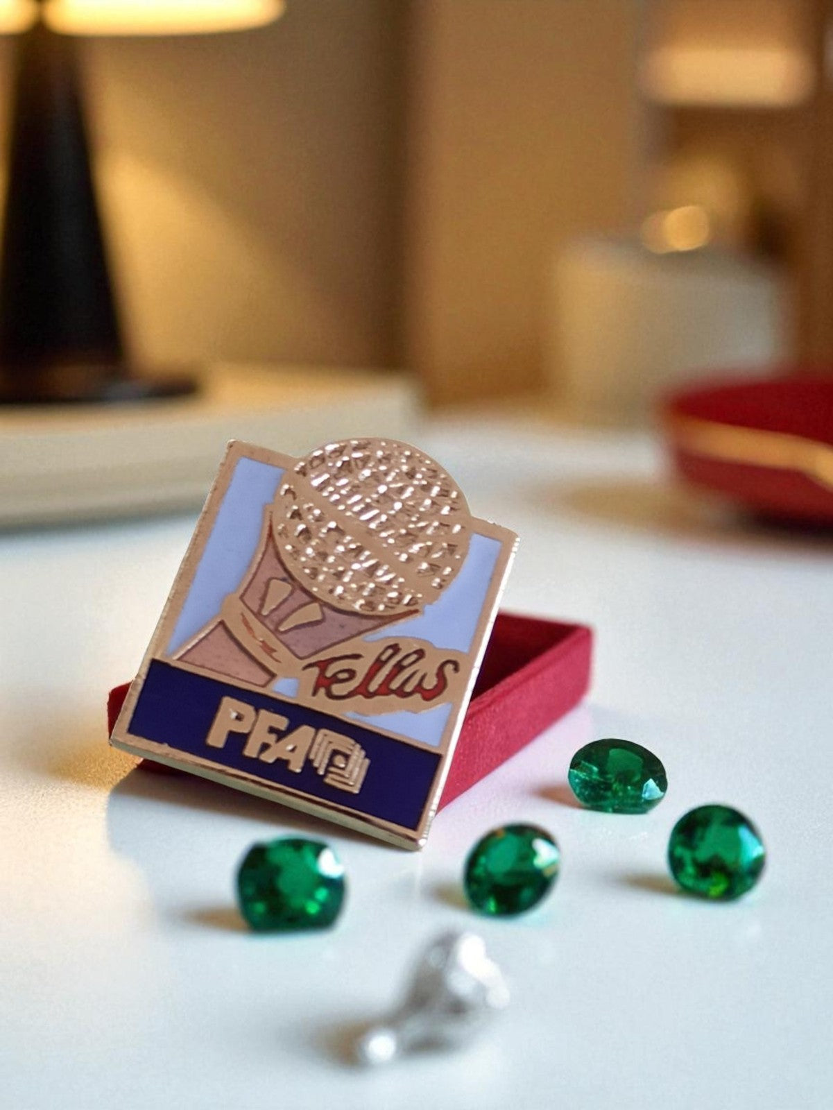 Pin's vintage émail PFAD Trophée Ballon doré, badge ancien récompense
