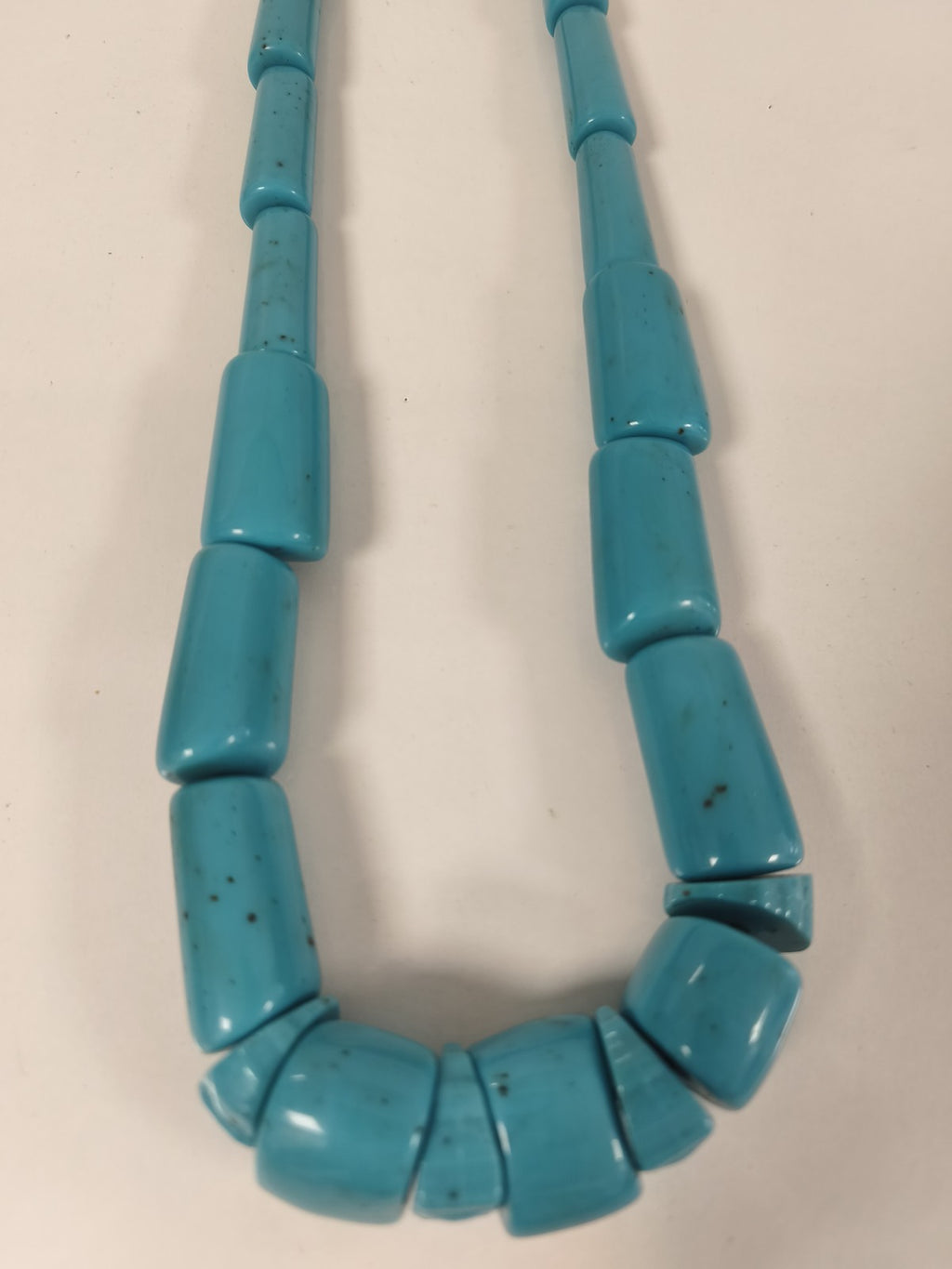 Ancien gros collier en pâte de turquoise, perles géométriques sur cordon