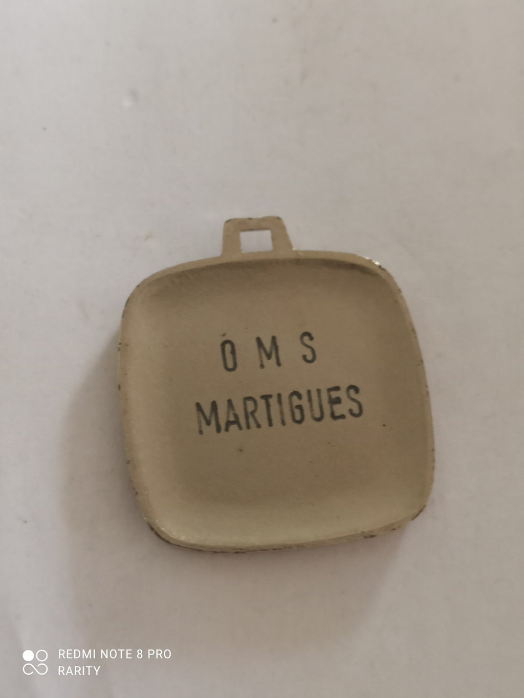 Médaille tennis vintage Martigues tournoi ancien ? joueur doré sur fond noir